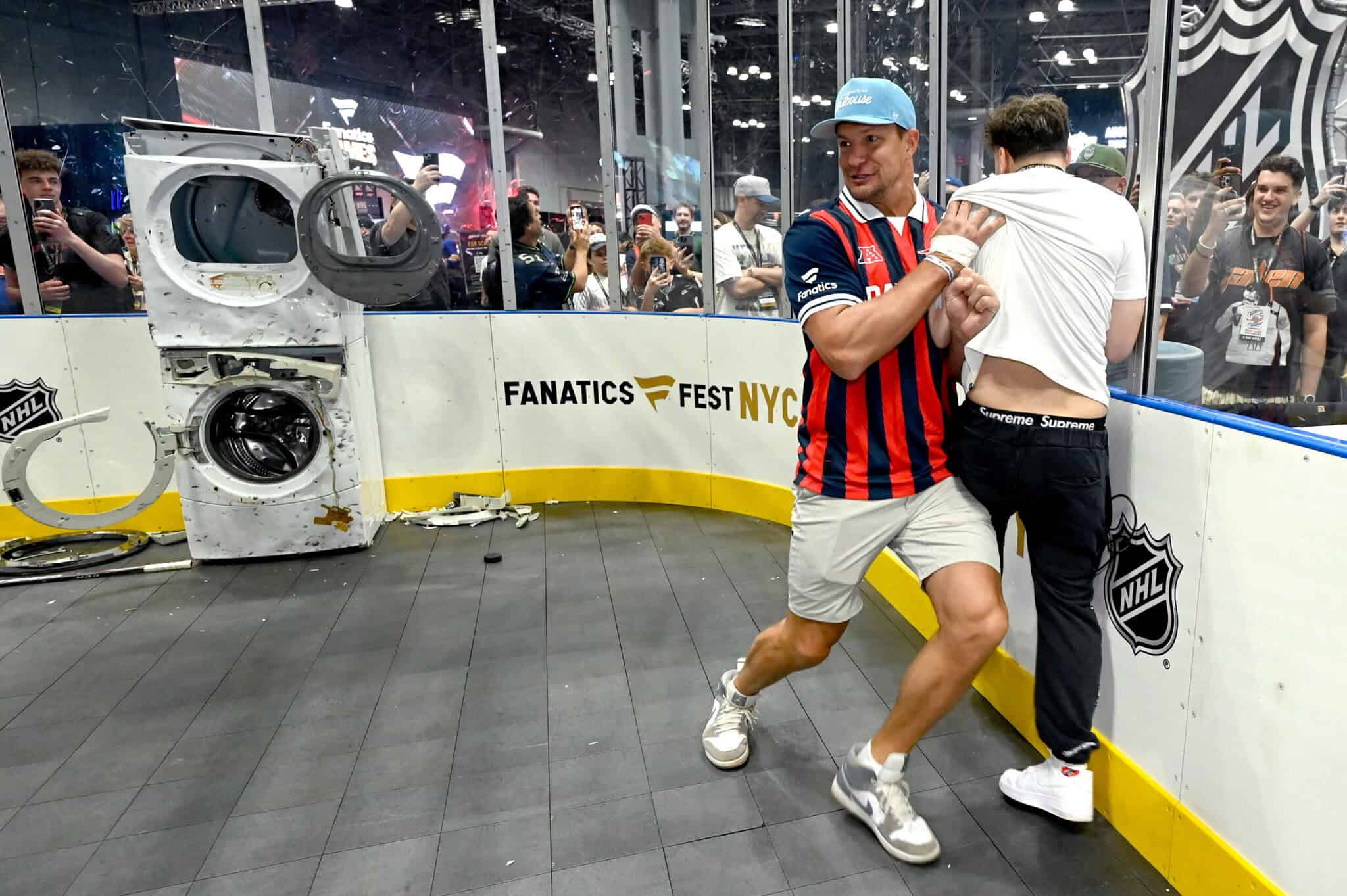 The Bedard rookie, Rangers autographs and an Ovechkin painting: At Fanatics Fest, hockey is the niche sport | amNewYork