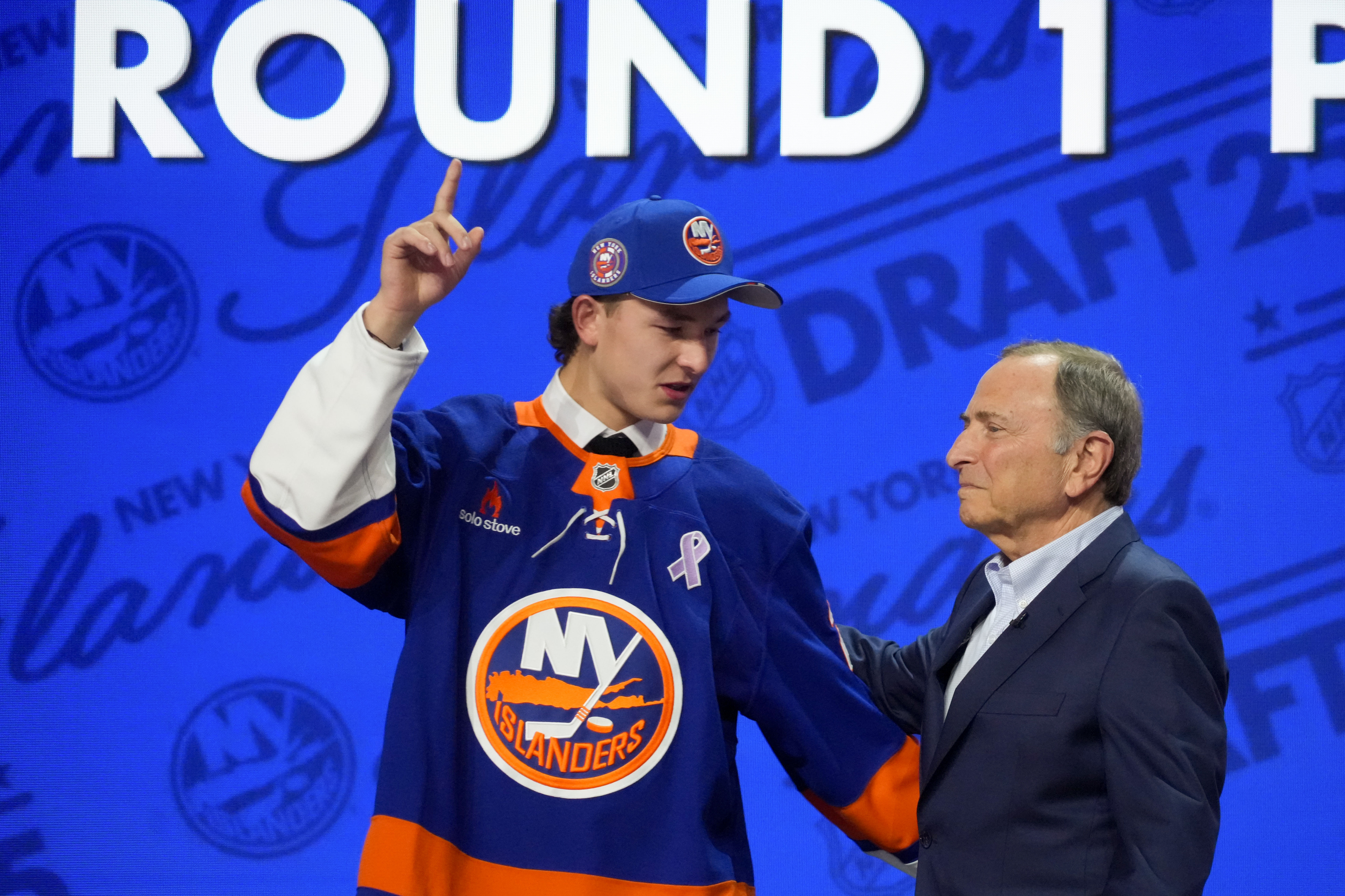 With NHL Draft fanfare behind him, Islanders Matthew Schaefer at work to fulfill expectation of making opening-night roster 2 Matthew Schaefer Islanders NHL Draft