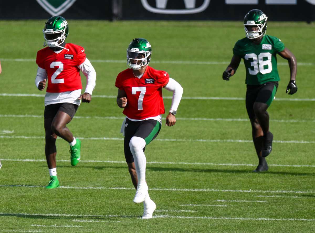 Jets get a training camp scare as QB Justin Fields dislocates toe | amNewYork