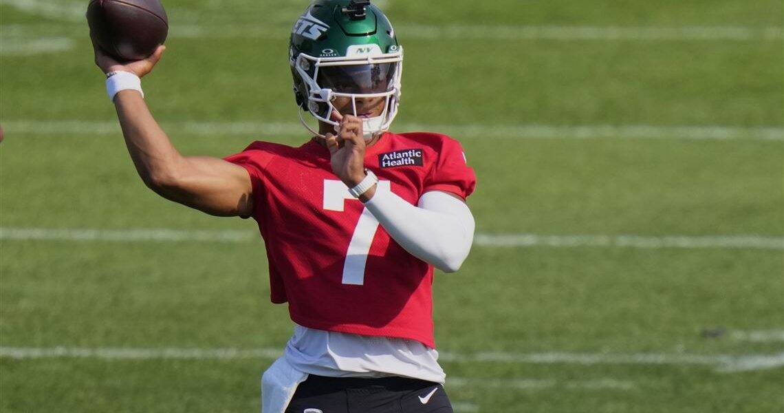 Jets QB Justin Fields suffers dislocated toe injury