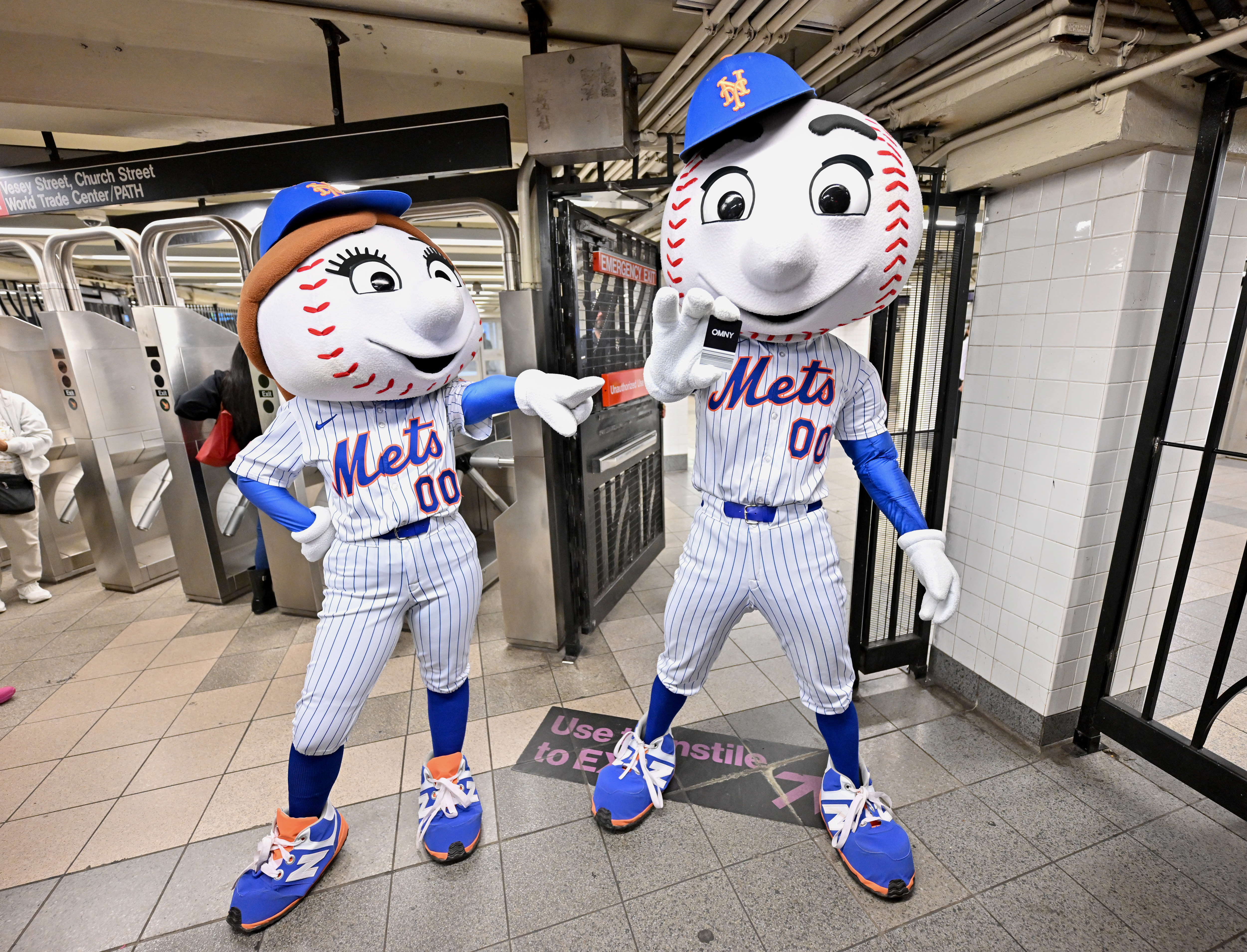 ESPN unveils revamped app with mascot takeover on New York City’s ‘E’ train 5 Mrs. Met and Mr. Met join ESPN to celebrate the launch of the new ESPN app with a "E" train takeover on August 21, 2025 in New York City.