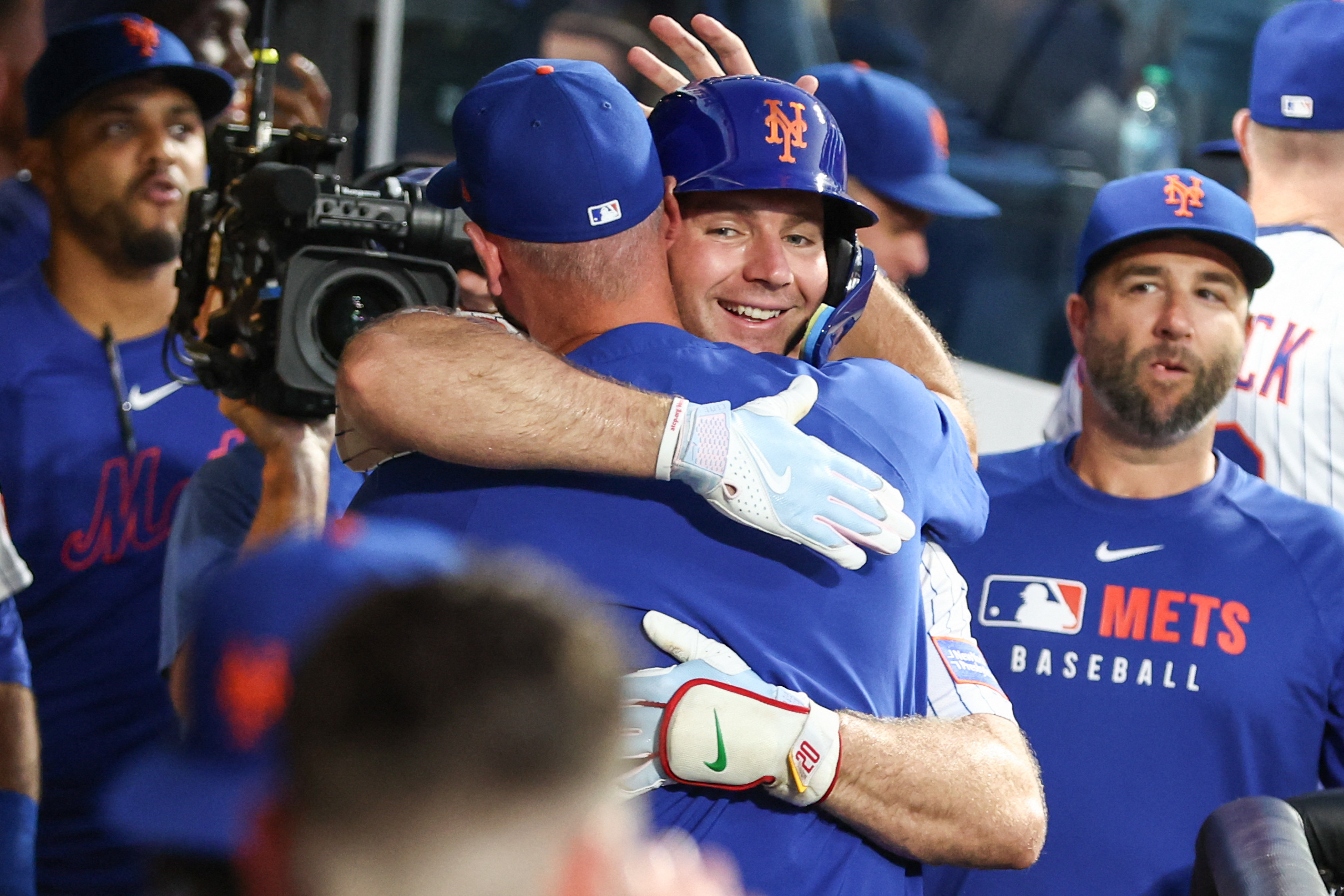 Pete Alonso: Mets home run record 'a wild dream' to celebrate, even if he wants to focus on team first 5 Pete Alonso 253 dugout hug Mets