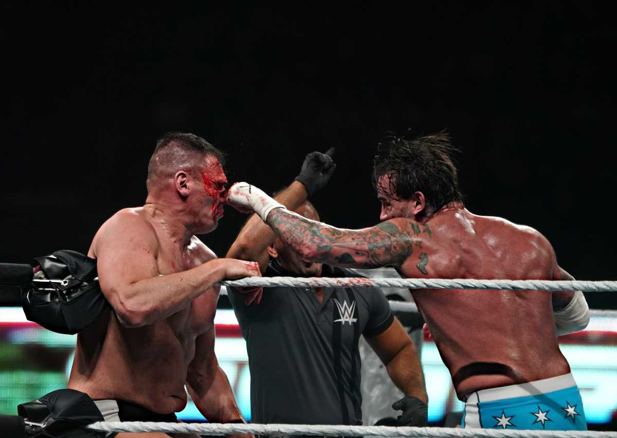 Thousands flood MetLife Stadium for first-ever two-night WWE SummerSlam 8