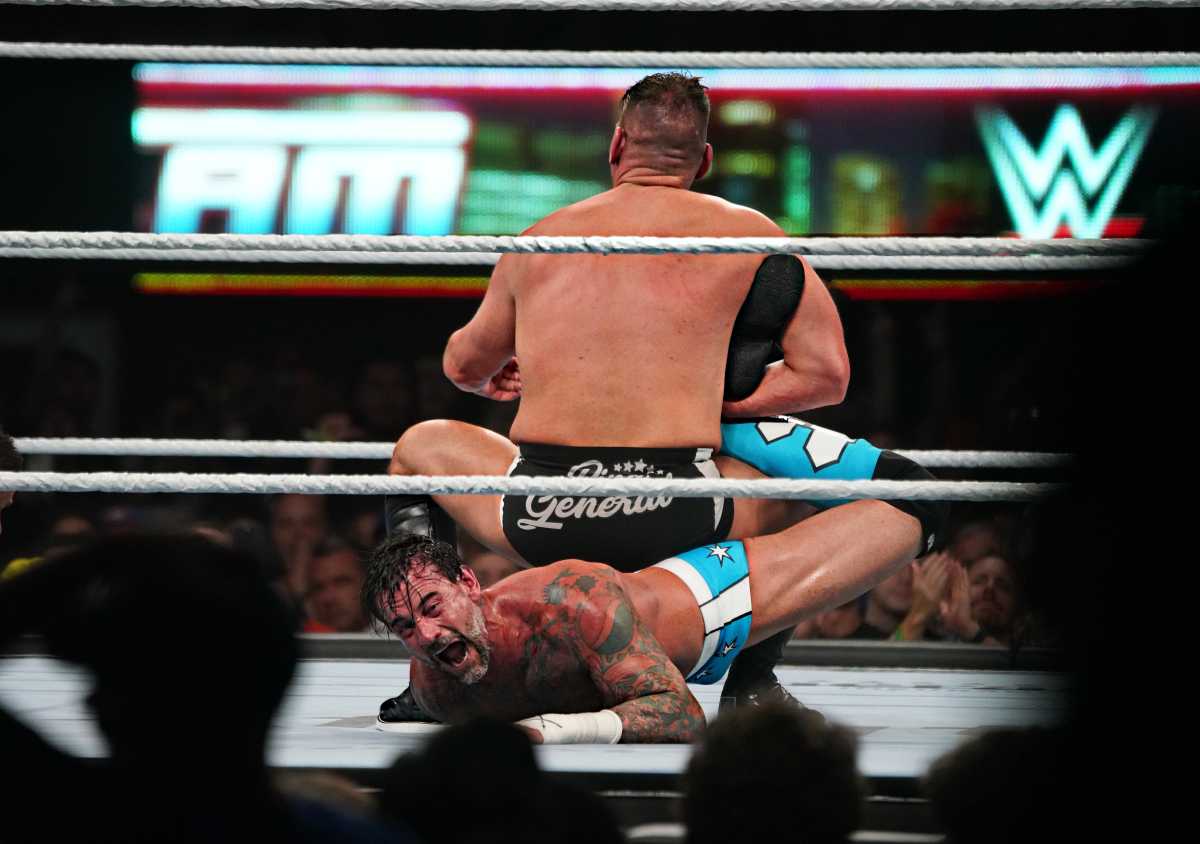 Thousands flood MetLife Stadium for first-ever two-night WWE SummerSlam 9