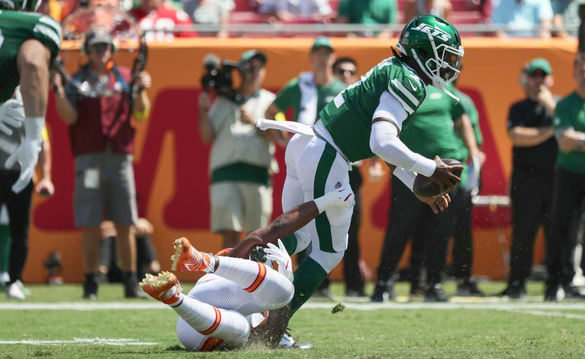 Jets fall to Buccaneers on last second field goal after crazy fourth-quarter rally 2 Jets player tackled by Buccaneer