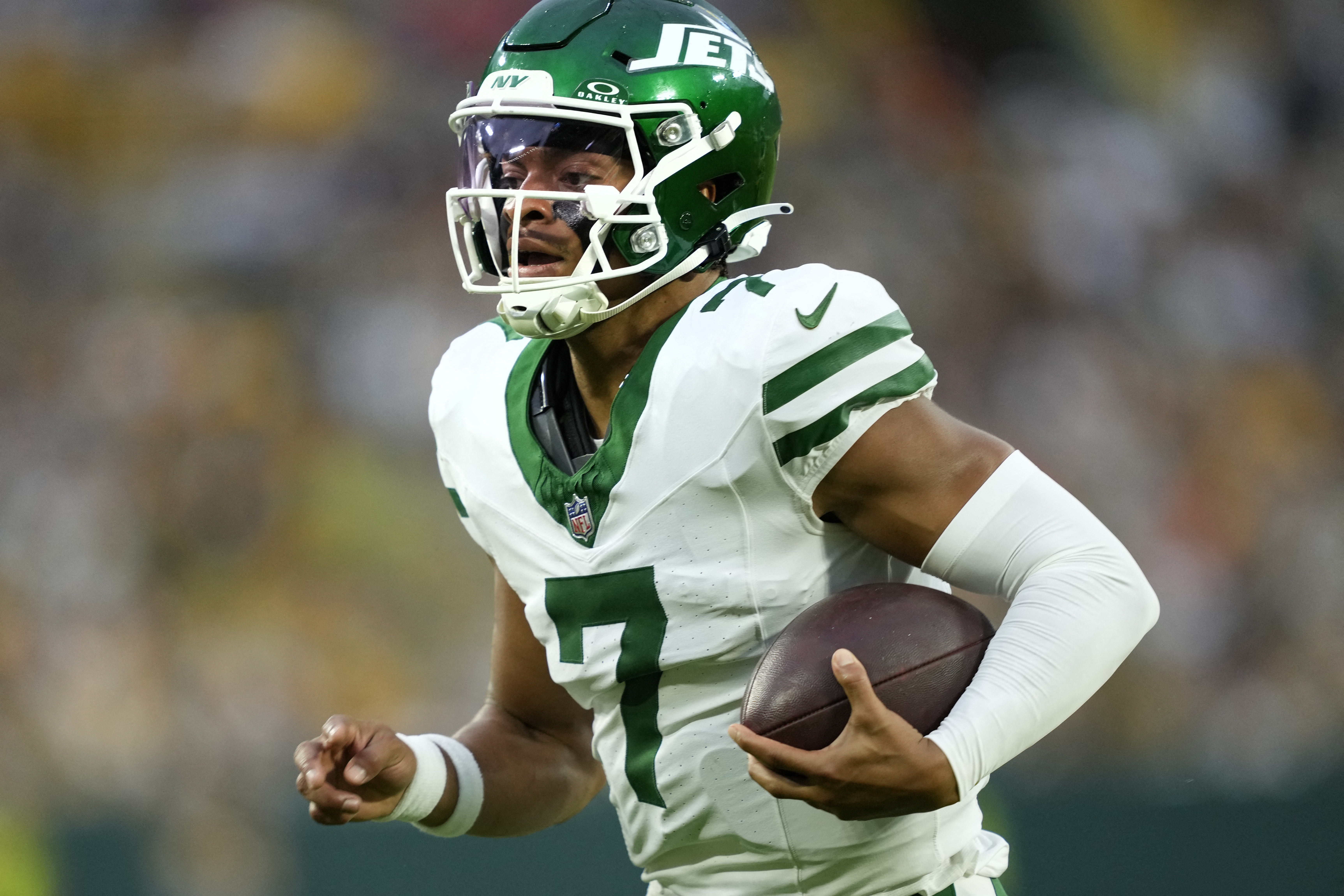 NFL Week 1 sports betting: Delving into Giants, Jets, Bills season openers 2 Jets quarterback Justin Fields rushing the ball