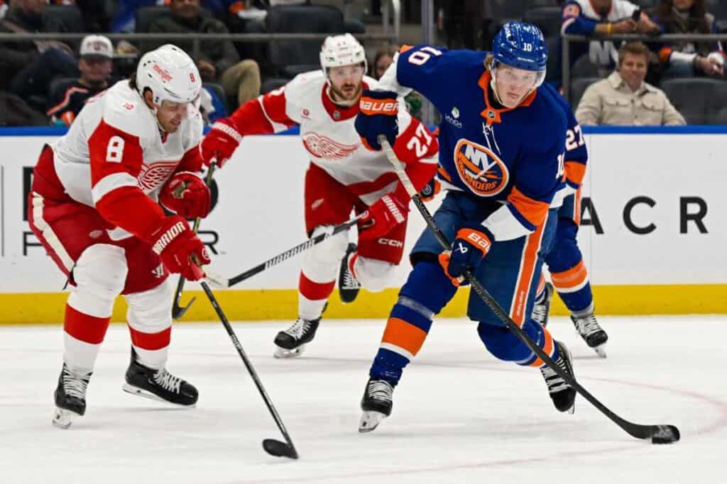 Islanders’ Simon Holmstrom working on finding ‘balance’ of being more aggressive offensively | amNewYork