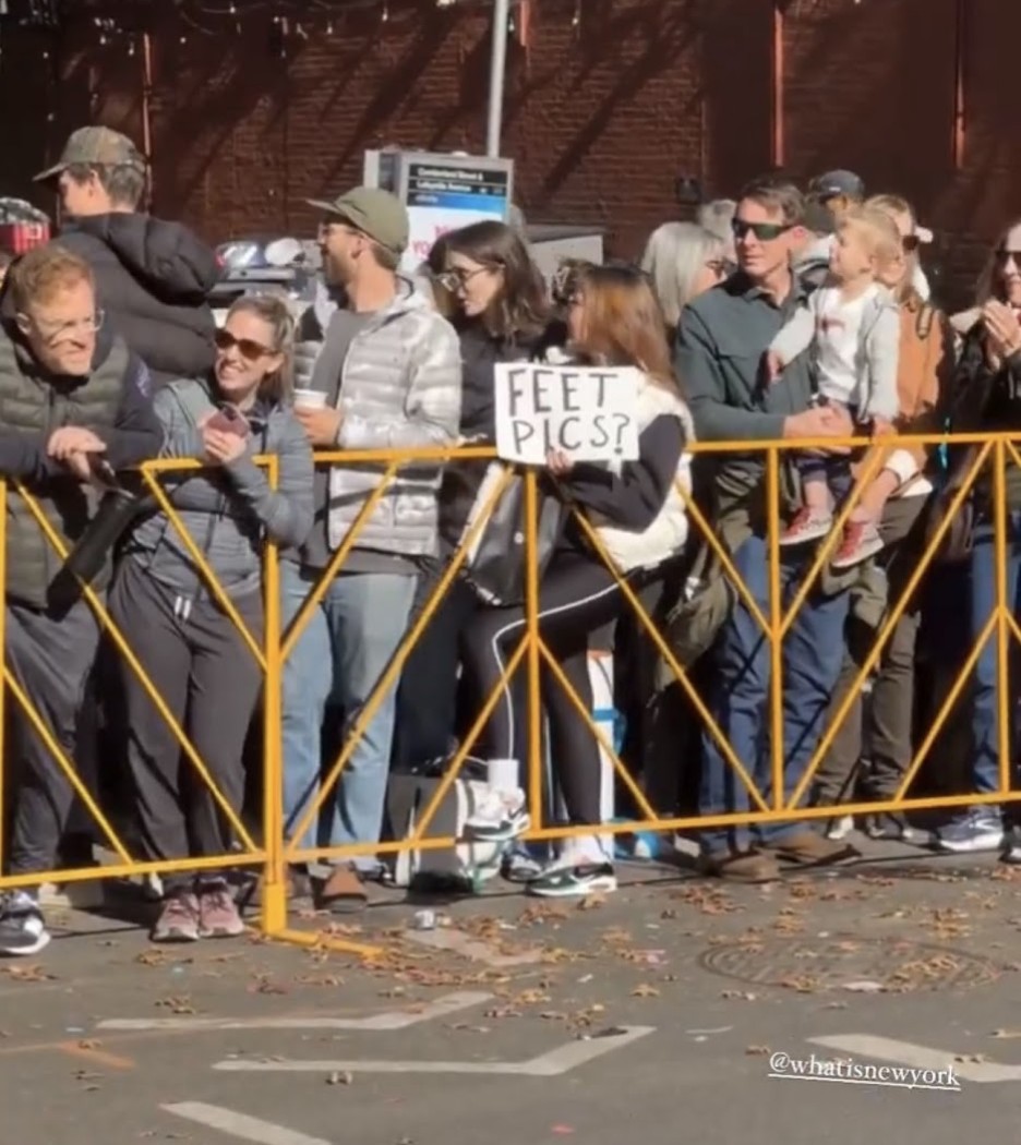 NYC MARATHON | The funniest NYC Marathon signs that could only exist here 6 the sign reads: Feet pics?