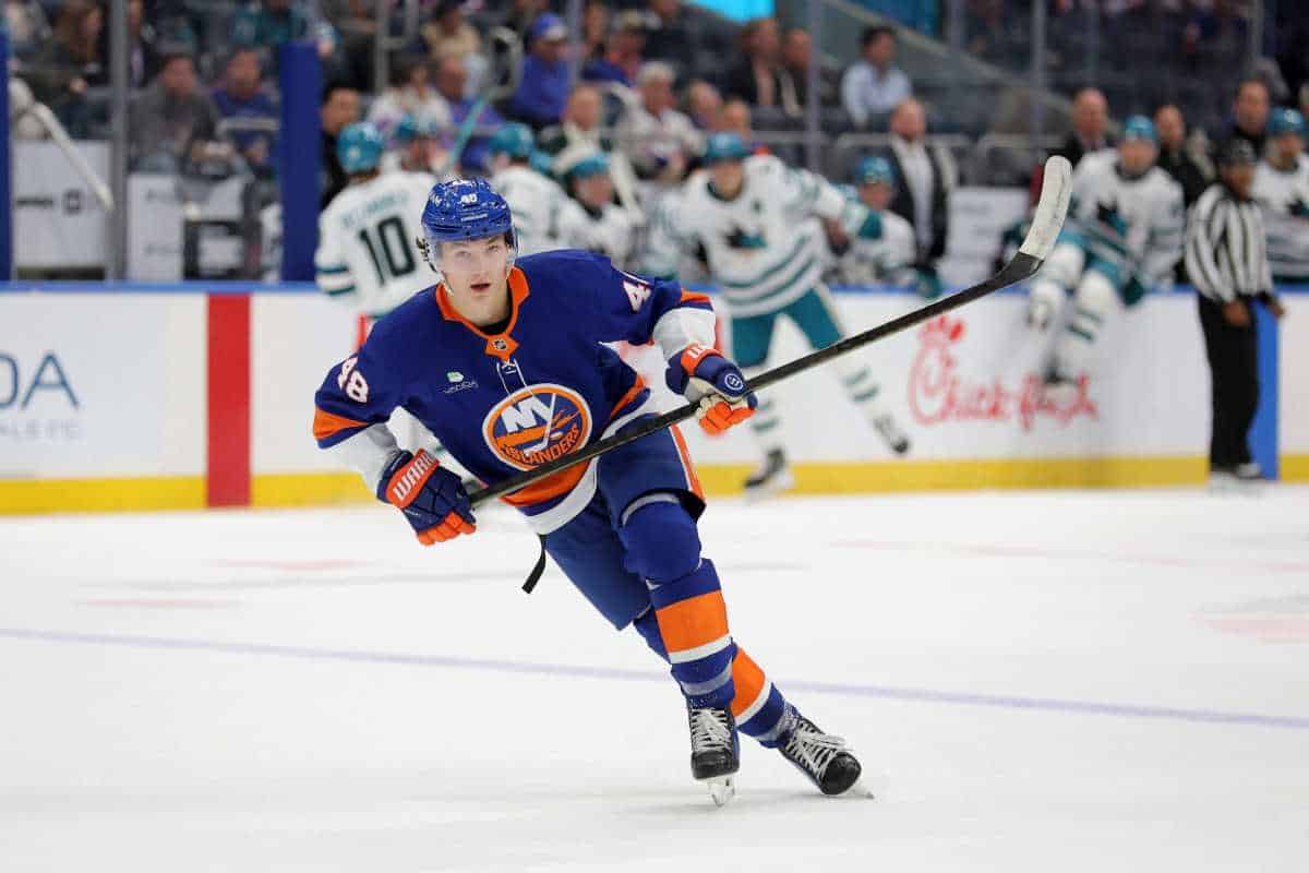 Schaefer records 1st multi-point game, Islanders down Sharks for 3rd straight win | amNewYork