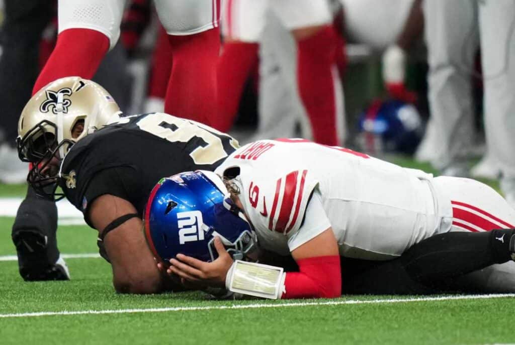 Sloppy Giants undone by turnovers, fall to Saints 26-14 | amNewYork