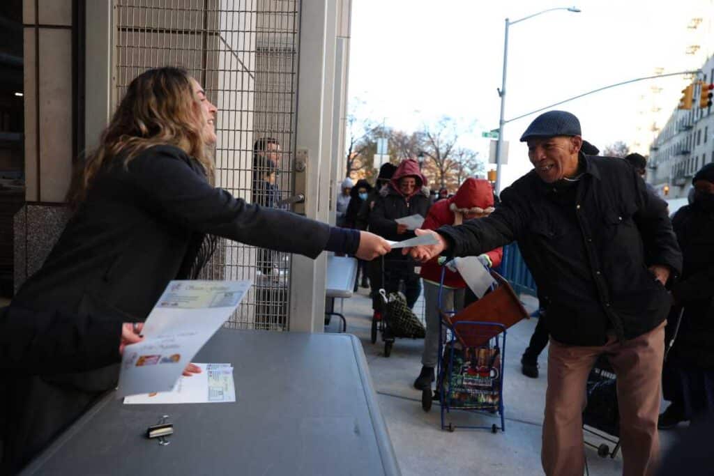 Photos: New York Yankees host their annual Thanksgiving Food Voucher Giveaway – Bronx Times