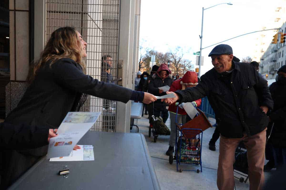 Photos: New York Yankees host their annual Thanksgiving Food Voucher Giveaway – Bronx Times