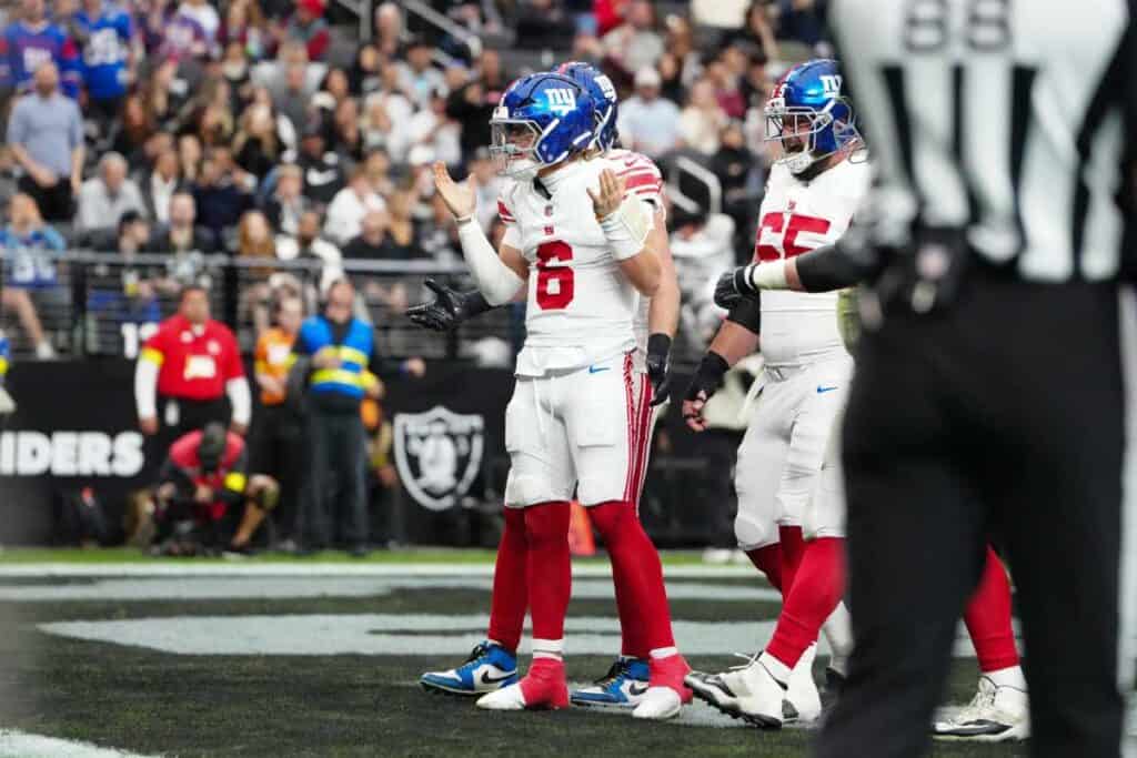 Giants lose hold on No. 1 pick, throttle Raiders 34-10