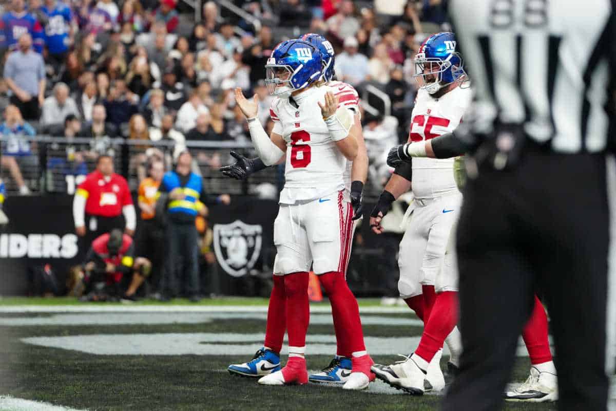 Giants lose hold on No. 1 pick, throttle Raiders 34-10