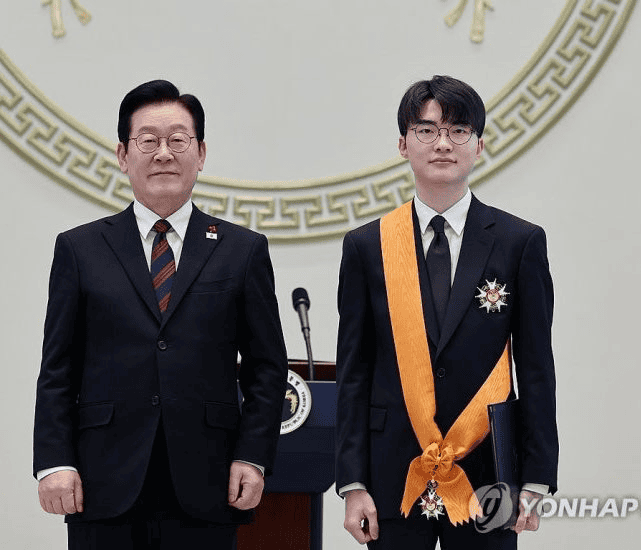 Faker Awarded Cheongyeong Medal by the President of South Korea