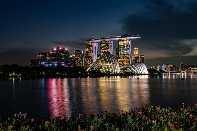 China Government Warns Citizens Not to Gamble in Singapore After Person Falls From Balcony