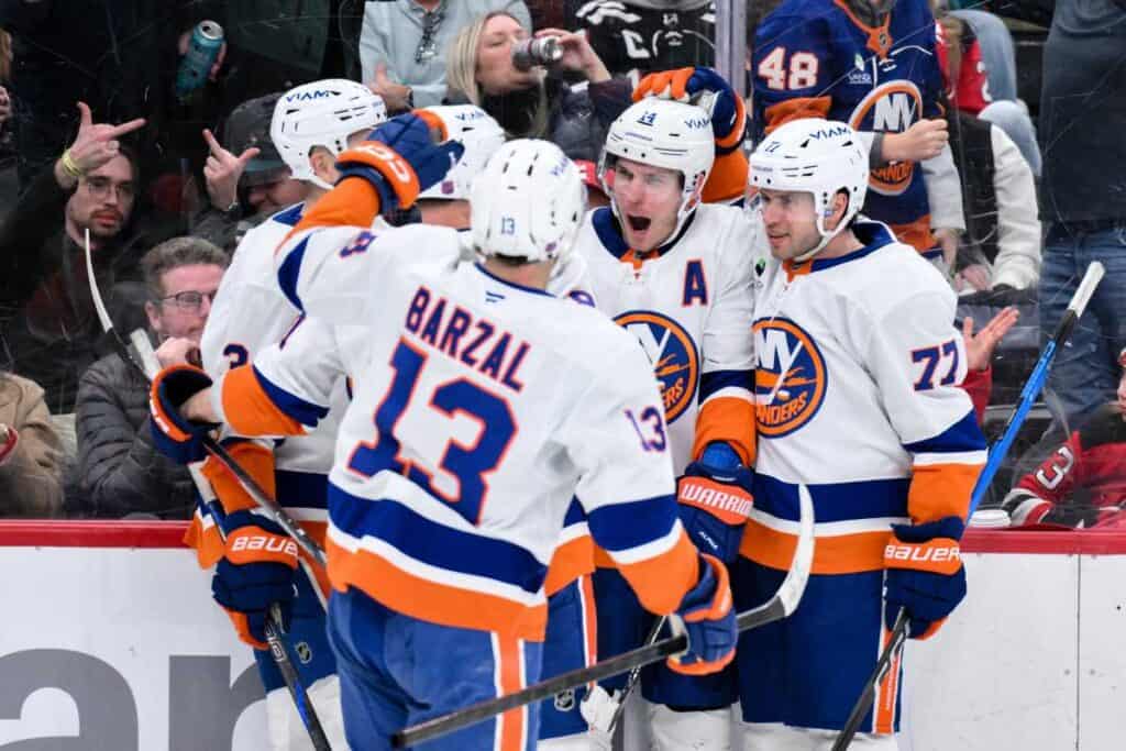 Islanders find a way again, down Devils late behind Horvat’s winner | amNewYork