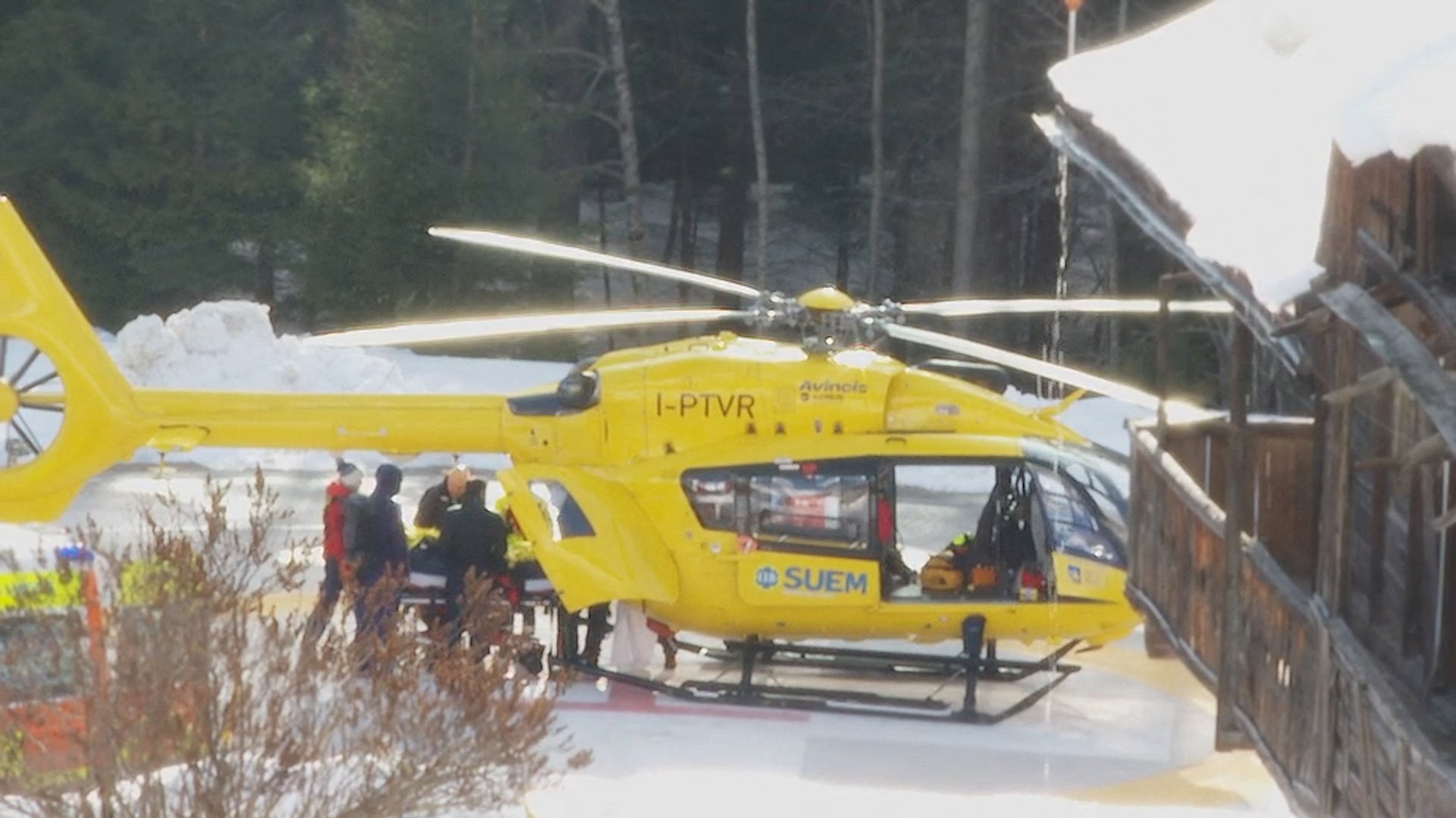 Lindsey Vonn crashes in Olympic downhill with torn ACL, airlifted from course 2
