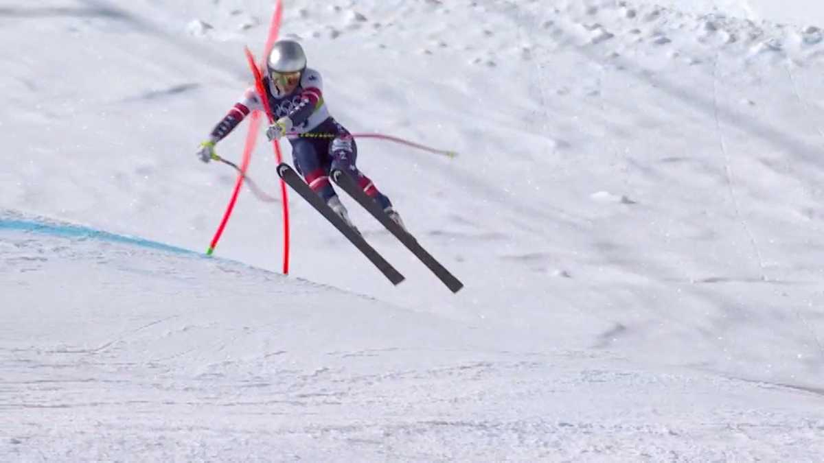 Lindsey Vonn crashes in Olympic downhill with torn ACL, airlifted from course